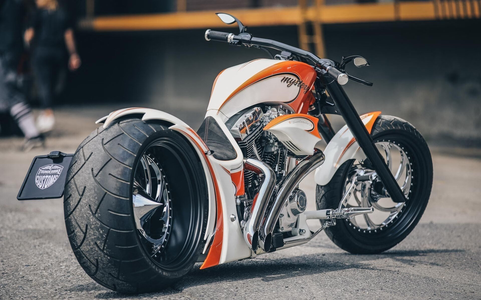 哈雷骑行变身:极速追逐中车手的极限挑战,哈雷骑行教学视频