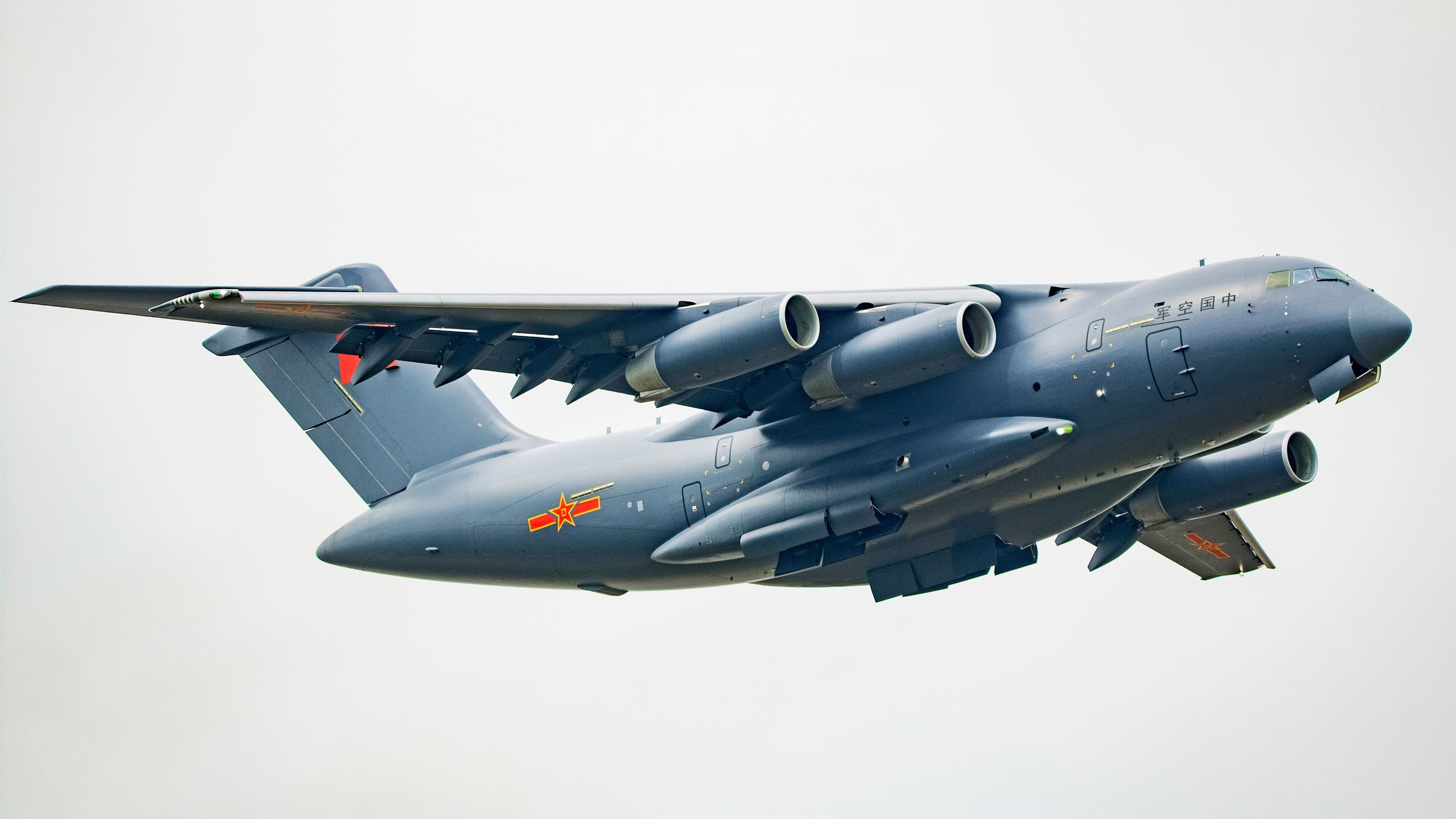 荷兰骑手 Janneke Boonzaaijer 在巴黎奥运会三项赛中获得第九名，展现出色表现。