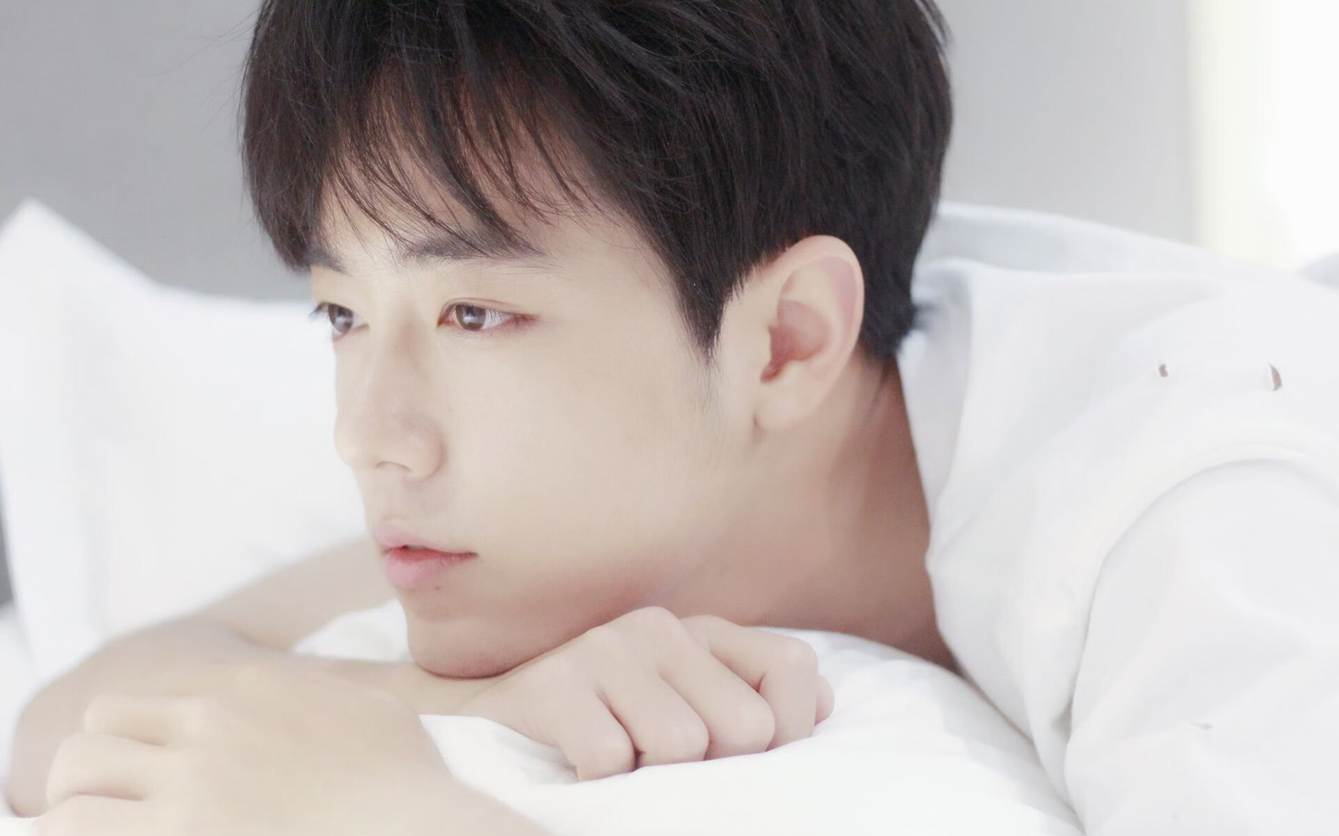 AYX SPORTS-滑雪公开赛速度赛道项目竞争激烈，滑雪比赛赛道